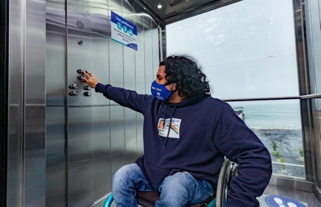 Primer-puente-peatonal-accesible-ascensor-en-braille-en-lima