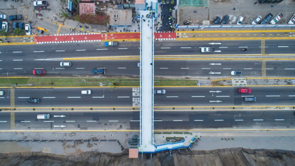 Primer-puente-peatonal-accesible-en-lima-desde-el-cielo