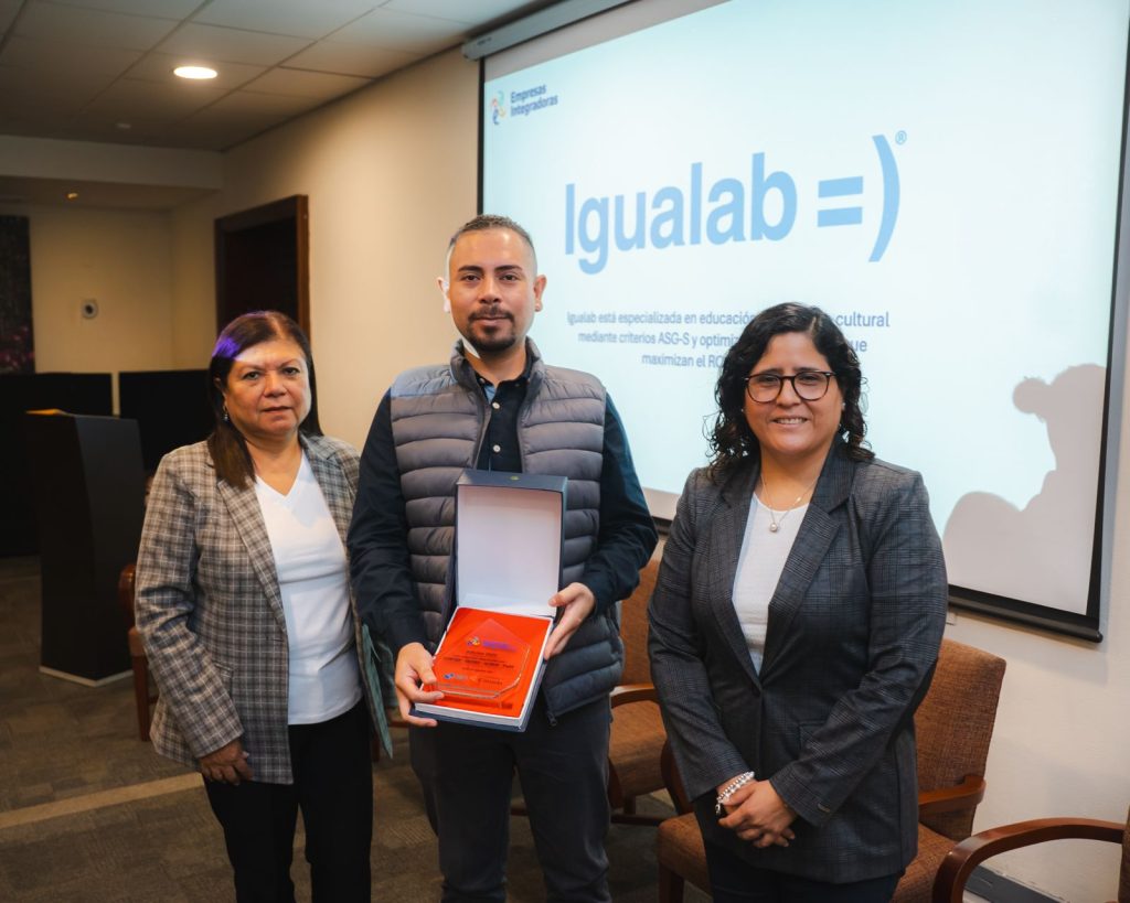 Soledad Montoro, directora financiera de igualab, oscar baldeón, director general de igualab, jenny vento, Presidenta del Comité de Empresas y Derechos Humanos de CONFIEP, en el evento de reconocimiento Empresas Integradoras 2026